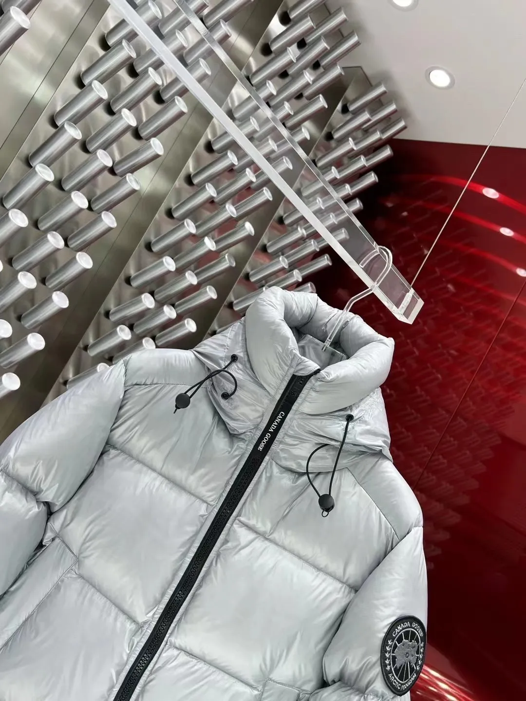 P780 Canada Goose/Canada Goose 2022 limited new Crofton puff down jacket top version (exclusive to the entire network)‼ ️ ‼ ️Top version, ceiling level‼ ️ Crofton soft bread, the latest style in 2022, with cold protection effect up to level 4, made of recycled Feather-Light tear-resistant fabric, ultra-light, and no weight on the upper body at all! The unique black label highlights your temperament‼ ️ Canada Goose, a Canadian brand, has always been recognized as the warmest down jacket. Various Instagram celebrities, Internet celebrities, and celebrities often wear it for street photos. I do Canada Goose every year, but I still can’t get rid of my love for the geese. No matter how cold the weather is, there is no need to be afraid, because there are geese! Filled with 90% white duck down, Canada Goose is the legendary warmest down jacket and is known as a must-have for Arctic outdoor sports! The most popular down jacket in the world, celebrities are rushing to buy it, it is a must-have!   Same style for men and women Size: S~XXL Ready in stock